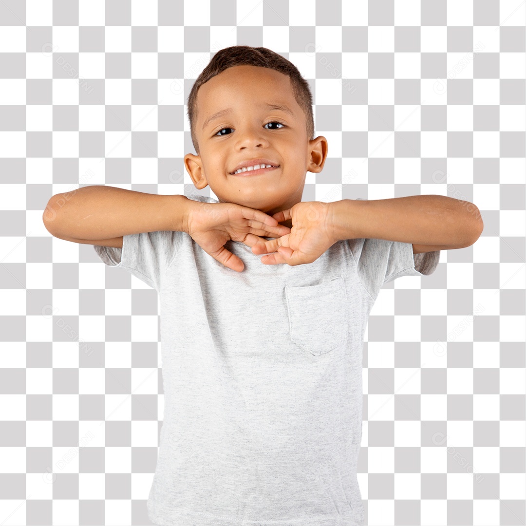 Menino de Camisa Cinza Feliz e com Mãos cruzadas