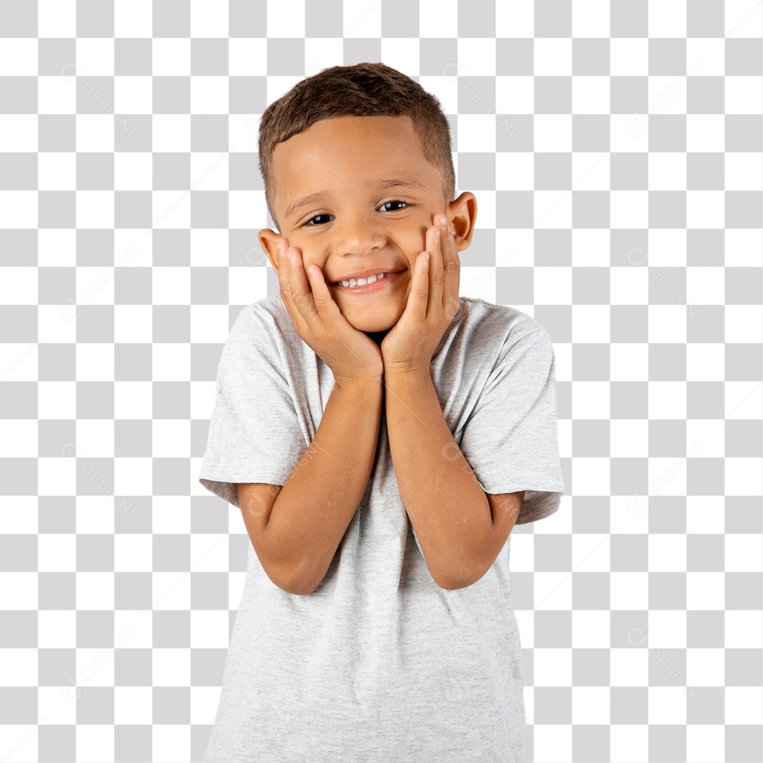 Menino de Camisa Cinza Feliz e com Mãos no Queixo