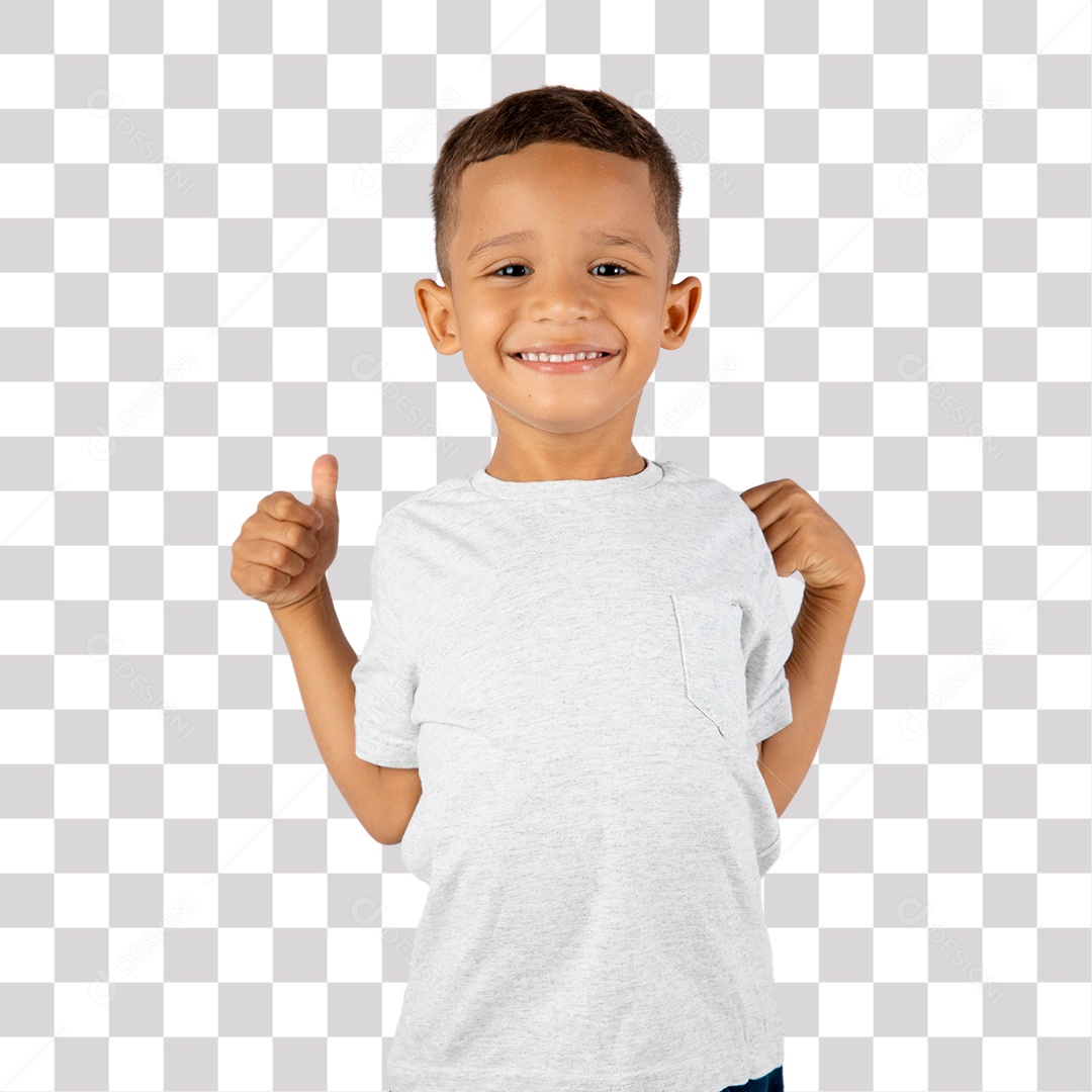 Menino de Camisa Cinza Alegre e fazendo gesto de Beleza ou Ok