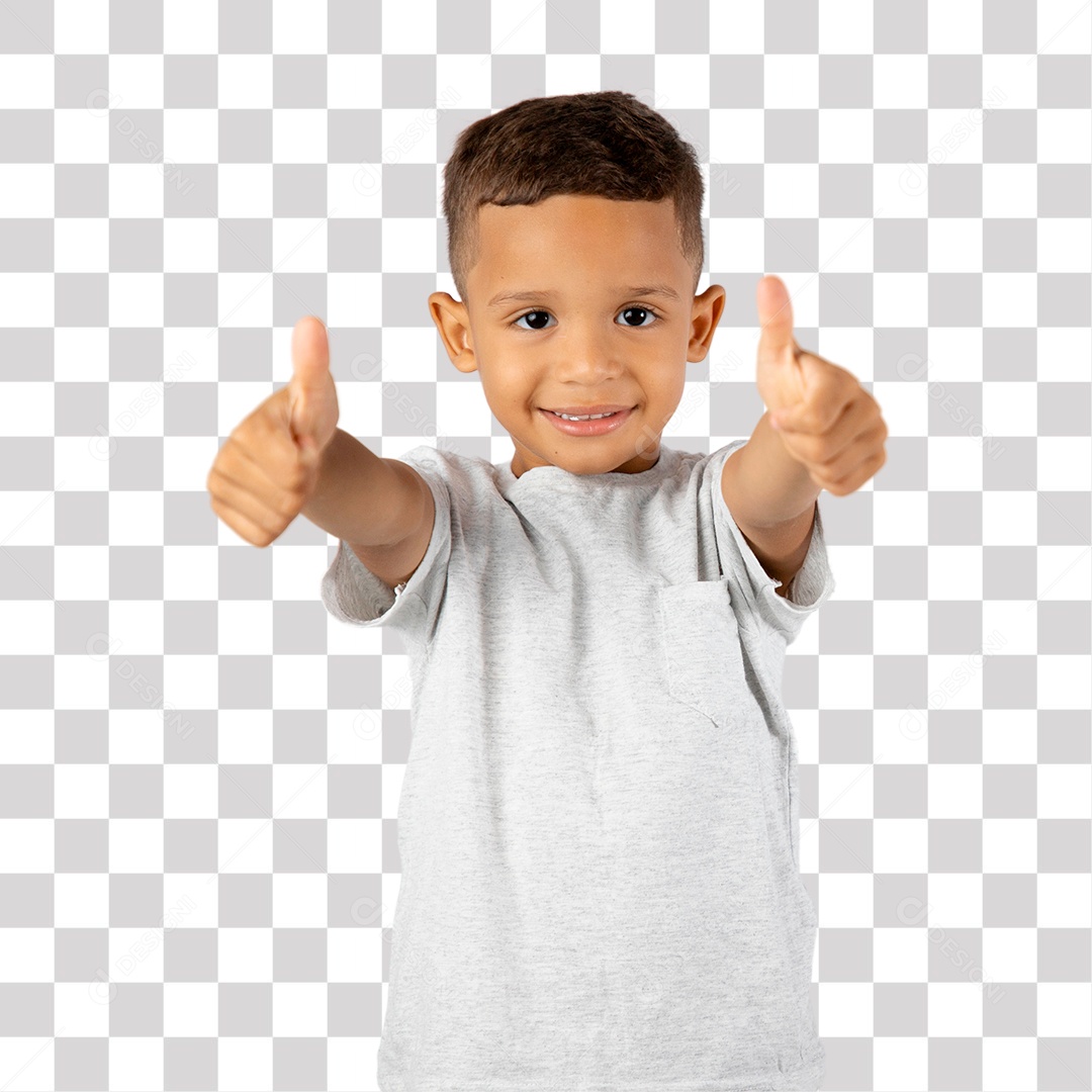 Menino de Camisa Cinza Sorrindo e fazendo gesto de Beleza ou Ok