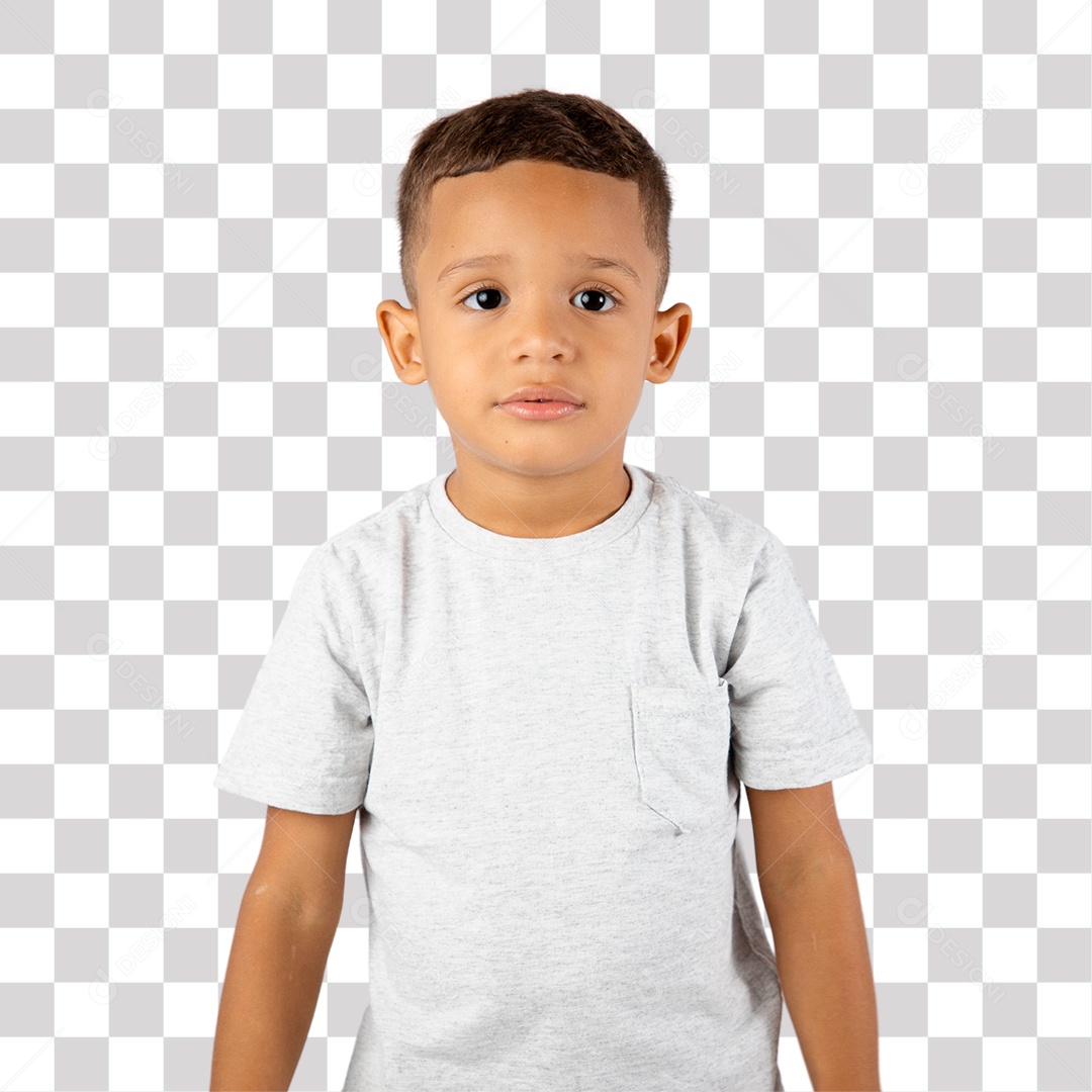 Menino de Camisa Cinza Sério olhando para Câmera