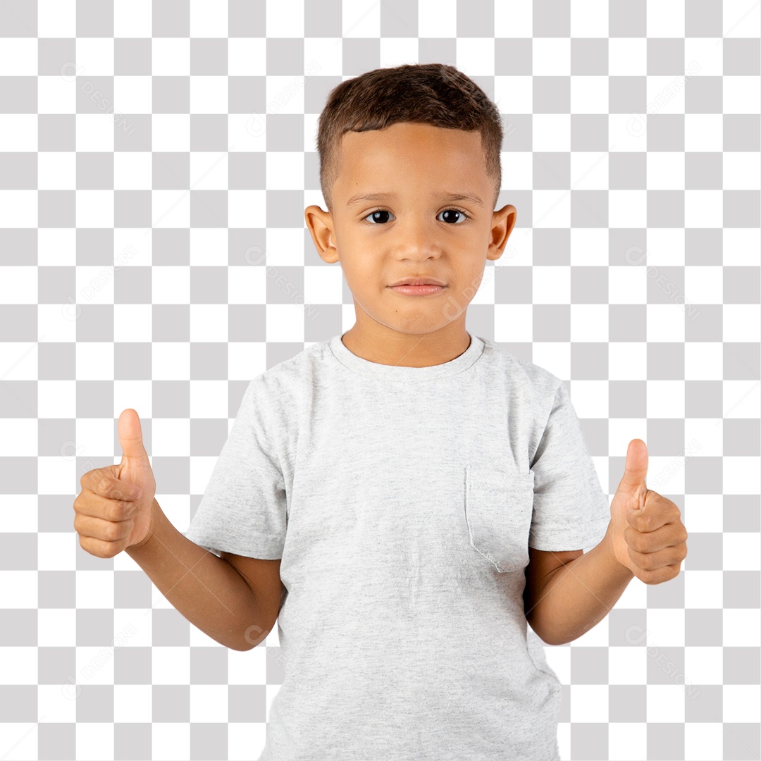 Menino de Camisa Cinza Sorrindo fazendo Gesto de Beleza ou Ok