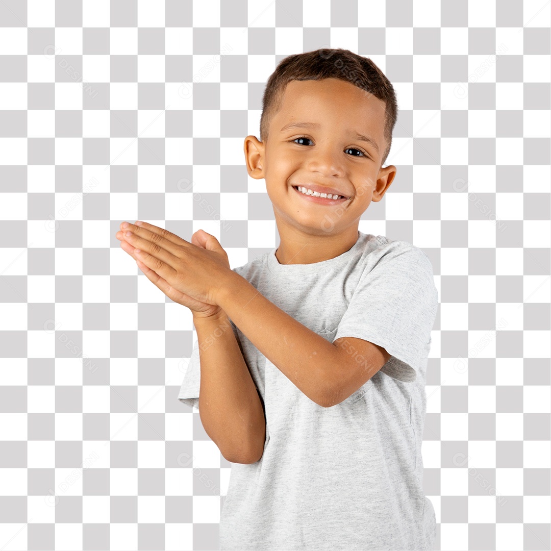 Menino de Camisa Cinza Sorrindo com Mãos Fechada