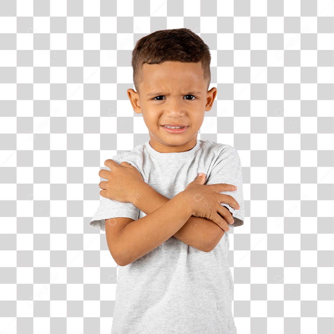 Menino de Camisa Cinza Zangado com Braços Cruzados