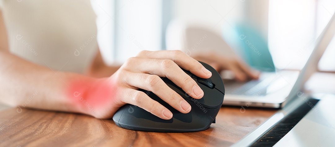 mão de mulher usando mouse ergonômico de computador, prevenção de dor no pulso