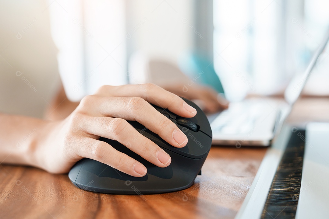 mão de mulher usando mouse ergonômico de computador, prevenção de dor no pulso