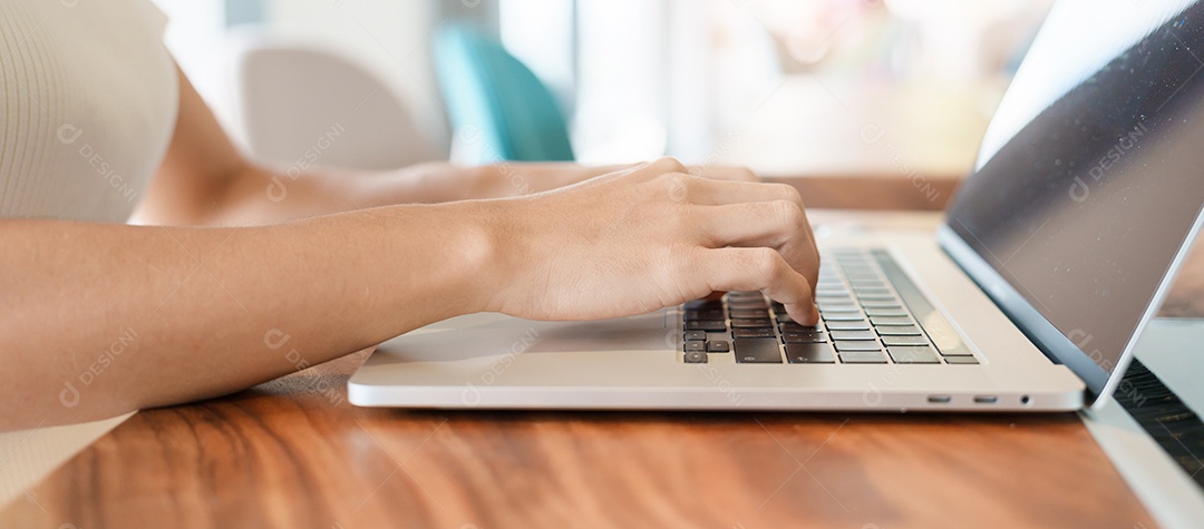 mulher usando laptop, mulher freelance digitando teclado computador