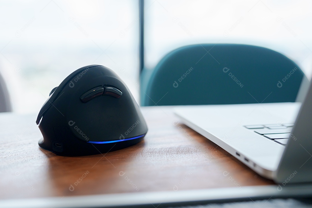 mouse ergonômico na mesa no local de trabalho, prevenção da dor no pulso beca