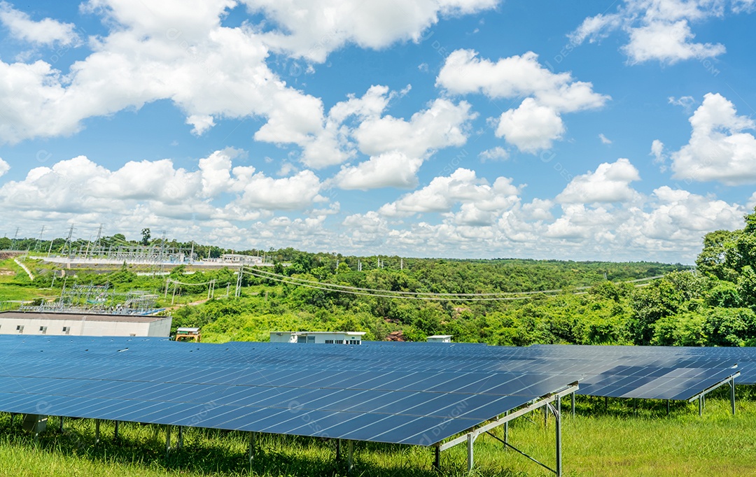 Central fotovoltaica ou parque solar. Sistema fotovoltaico. fazenda solar