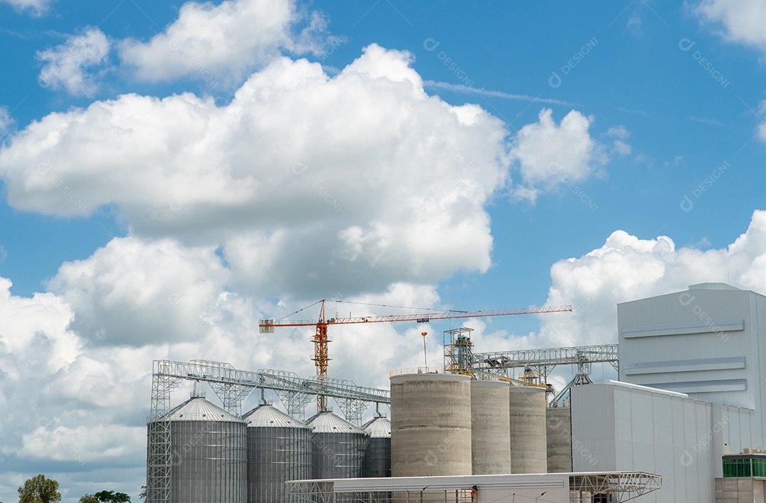 Canteiro de obras da fábrica de ração animal. Silo agrícola na alimentação