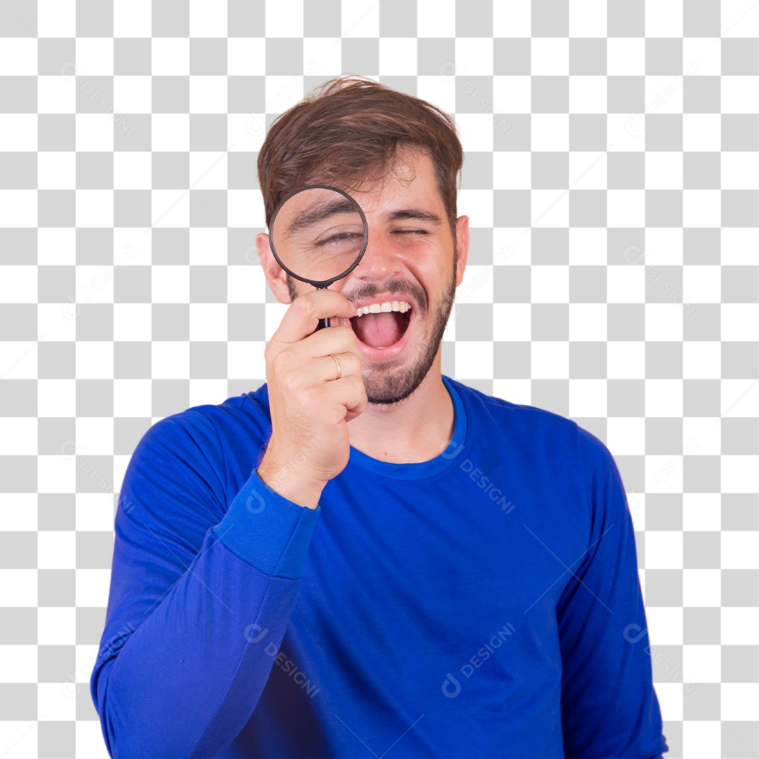 jovem detetive masculino segurando a lupa pelo olho direito enquanto