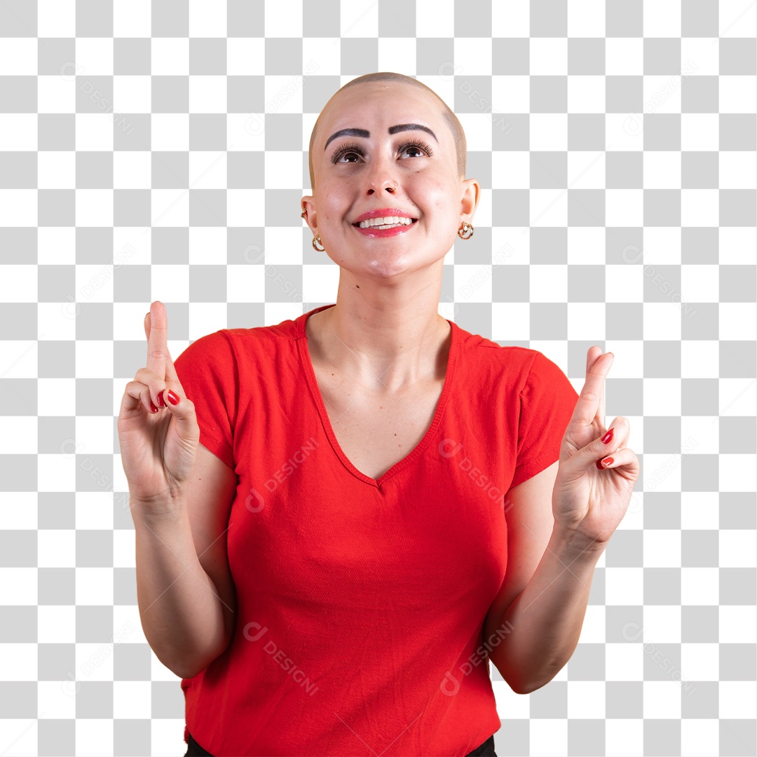 Mulher jovem careca usando blusa vermelha em conceito de câncer, outubro rosa