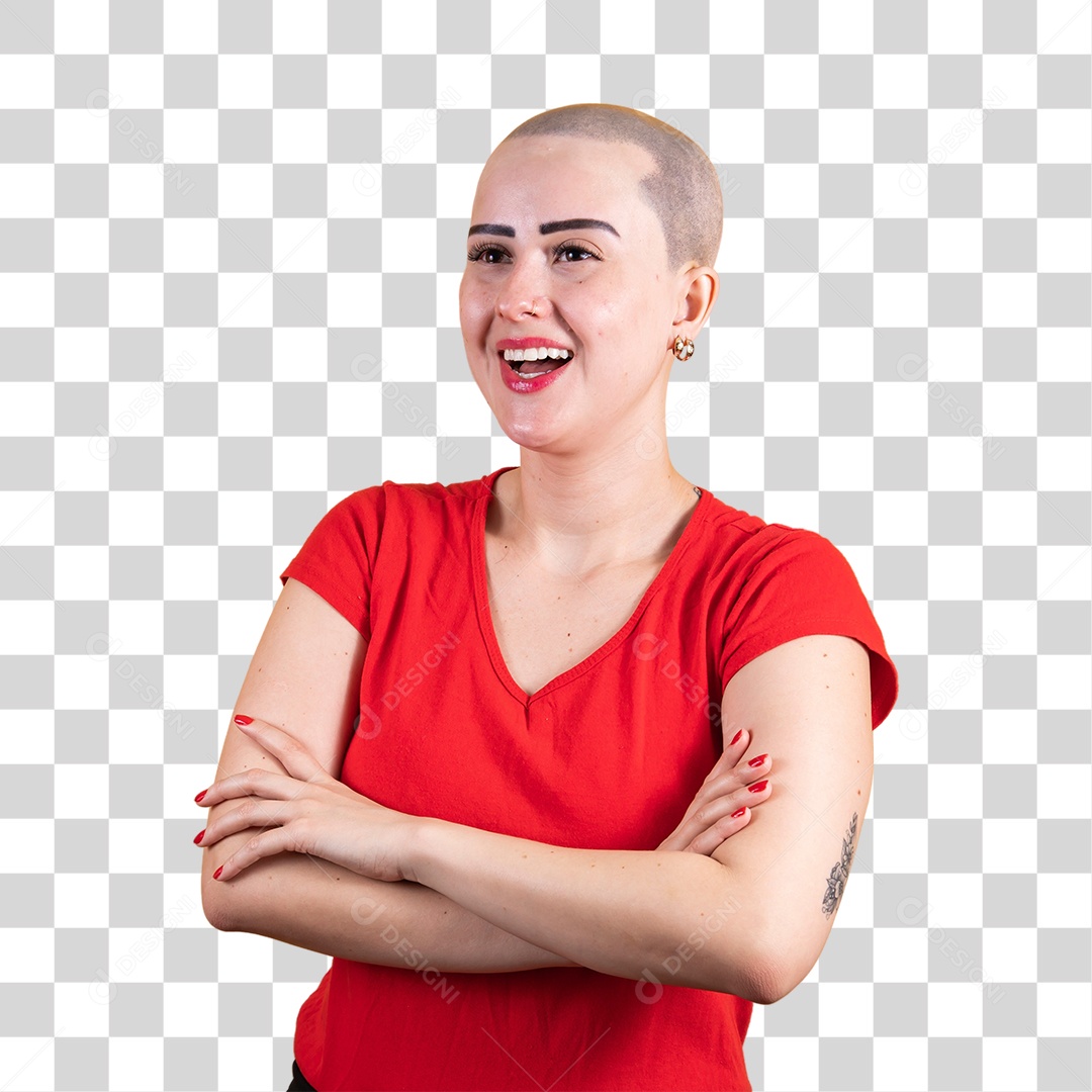 Mulher jovem careca usando blusa vermelha com os braços cruzados