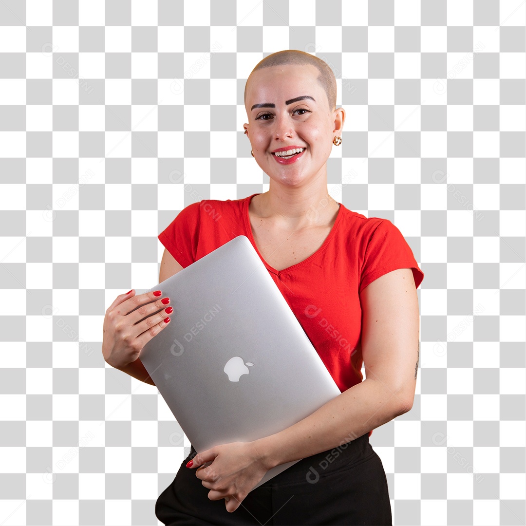 Mulher jovem careca usando blusa vermelha segurando um notebook