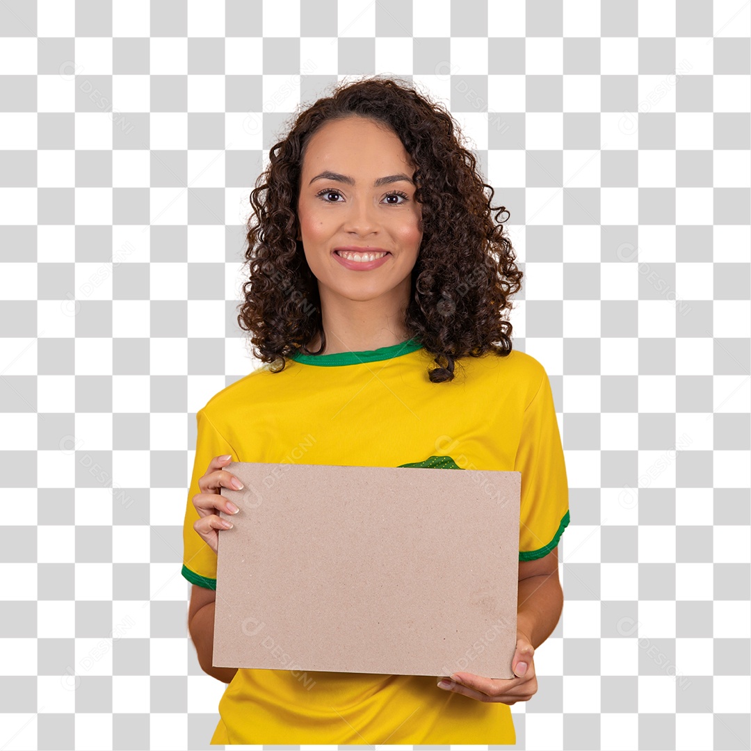 Mulher jovem usando camiseta da seleção brasileira futebol cabelo cacheado