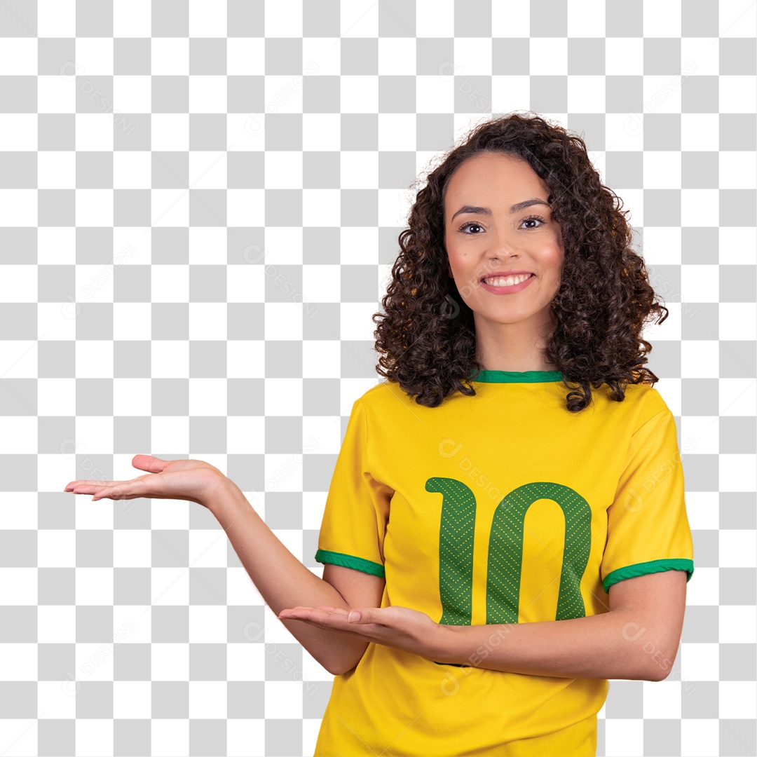 Mulher jovem usando camiseta da seleção brasileira futebol cabelo cacheado