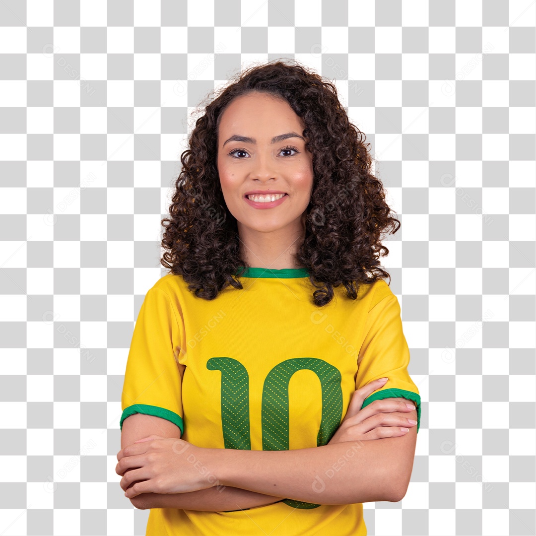 Mulher jovem usando camiseta da seleção brasileira futebol com os braços cruzados