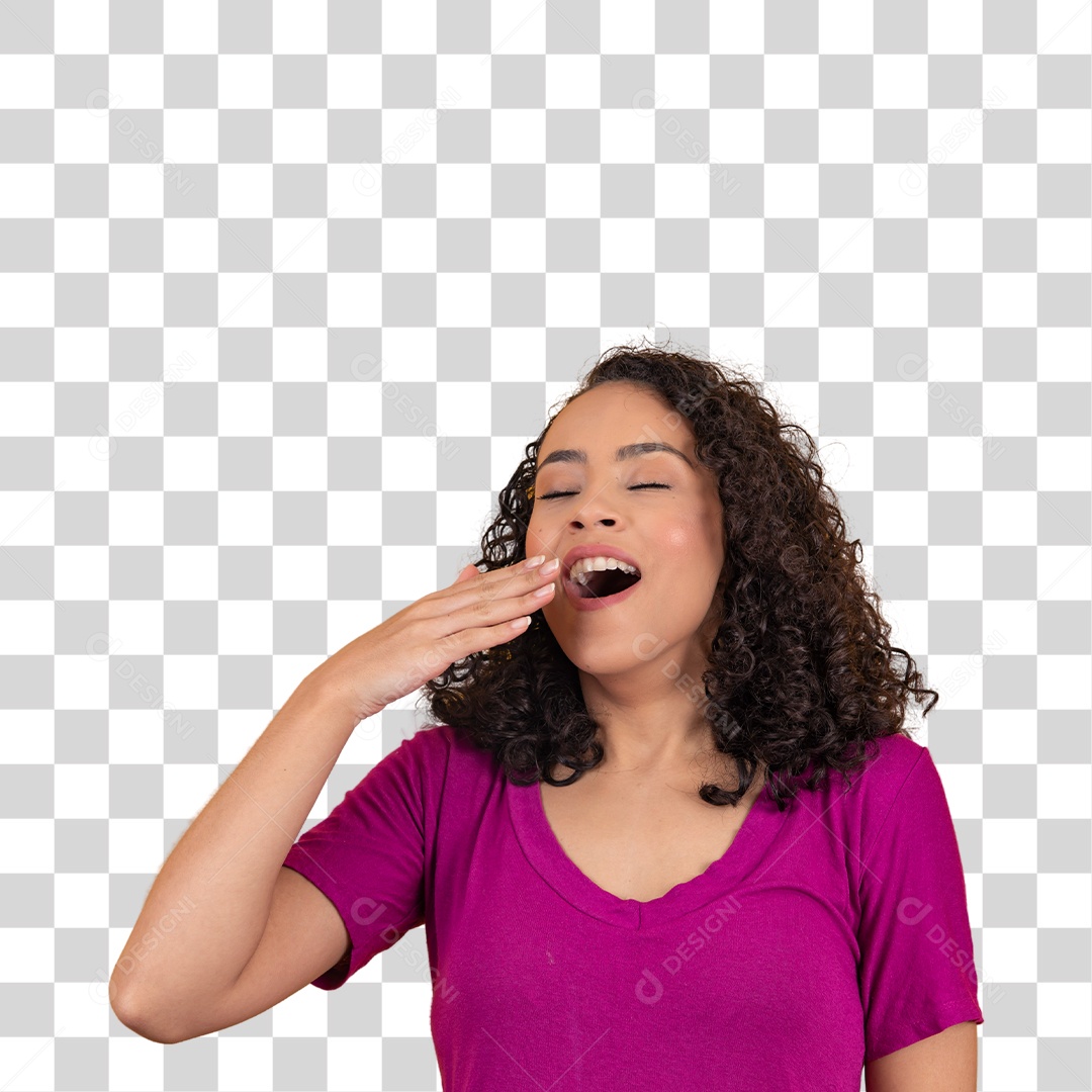 Mulher jovem cabelo cacheado bocejando