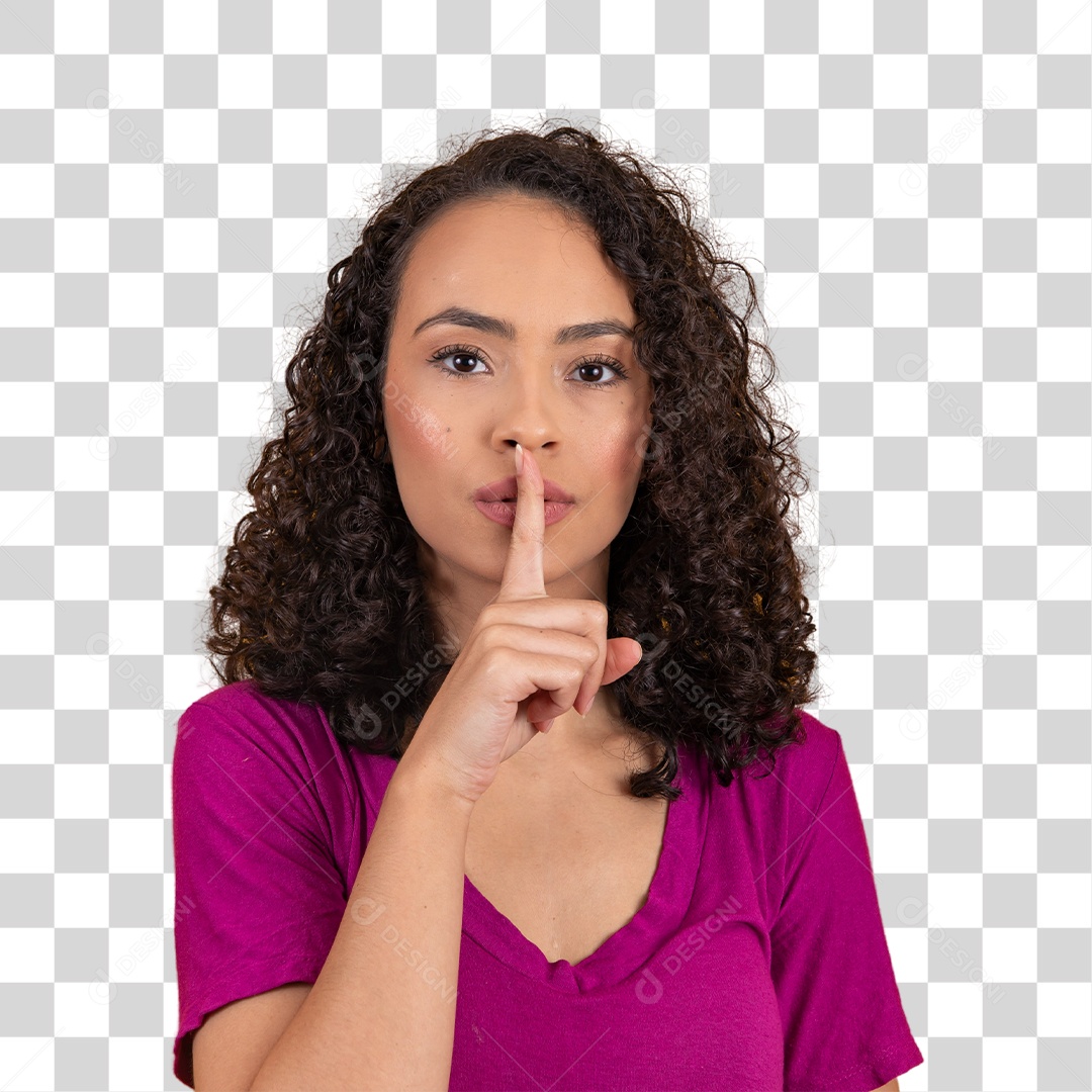 Mulher jovem cabelo cacheado fazendo sinal de silêncio