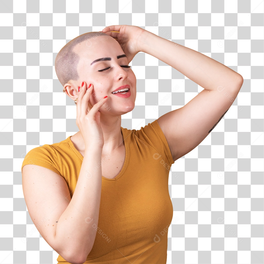 Mulher jovem careca usando blusa bege em conceito de câncer, outubro rosa