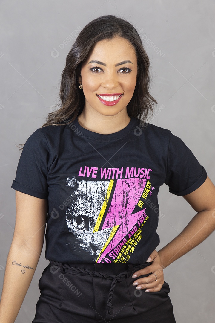 Linda mulher garota jovem fundo cinza cabelos longos usando colar e pulseira