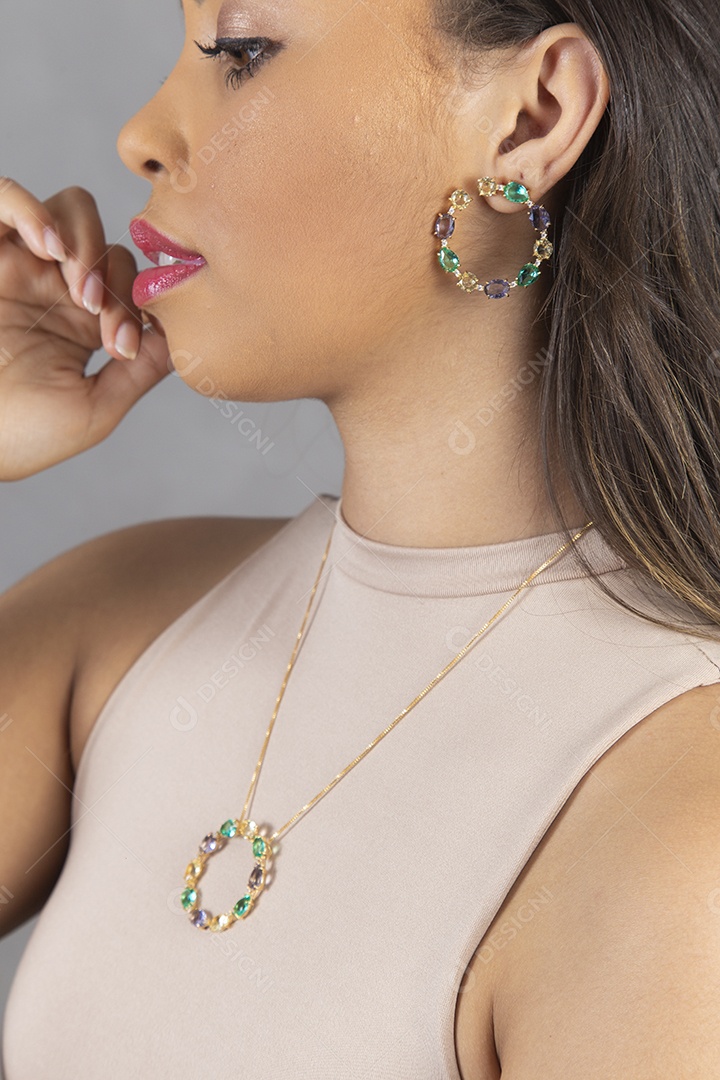 Linda mulher cabelos longos usando colar e pulseira