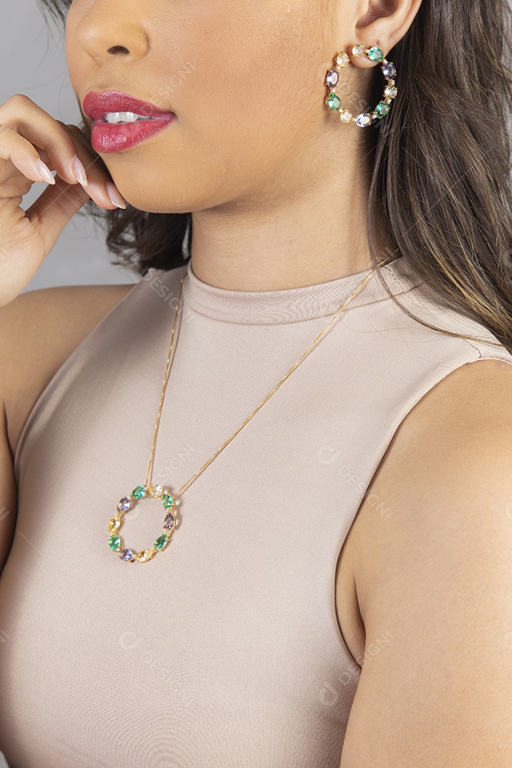 Linda mulher cabelos longos usando colar e pulseira