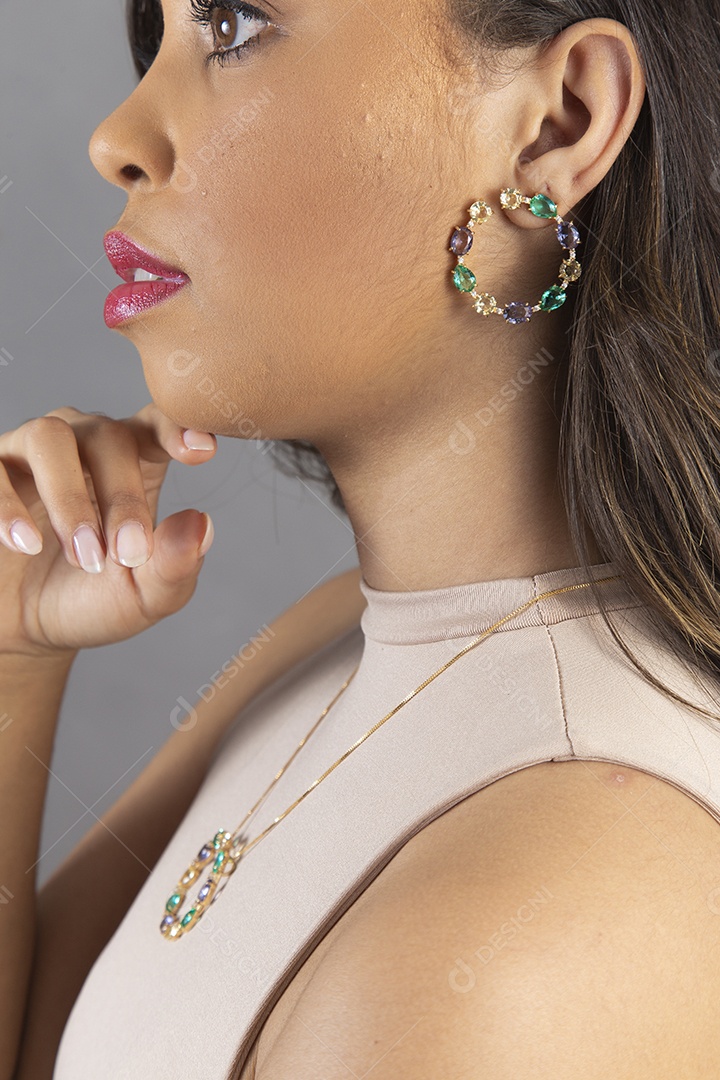 Linda mulher cabelos longos usando colar e pulseira