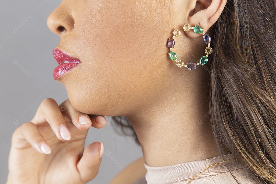 Linda mulher cabelos longos usando colar e pulseira