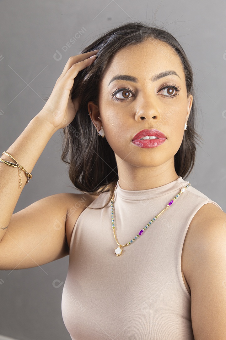 Linda mulher cabelos longos usando colar e pulseira