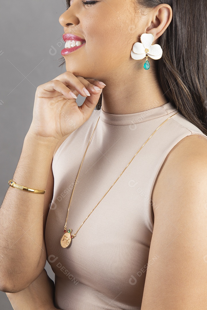 Linda mulher cabelos longos usando colar e pulseira