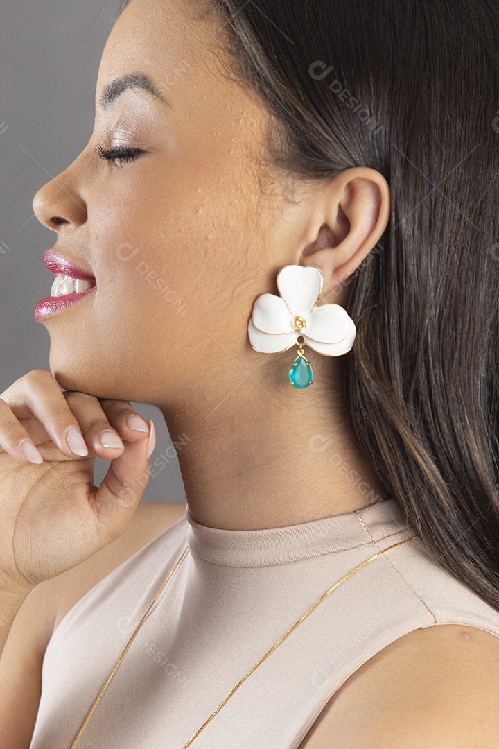 Linda mulher garota jovem fundo cinza cabelos longos usando colar e pulseira