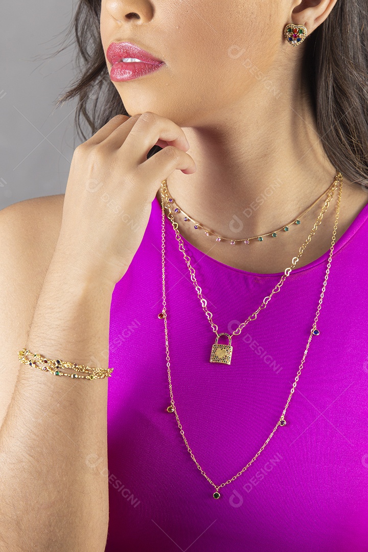 Linda mulher garota jovem fundo cinza cabelos longos usando colar e pulseira