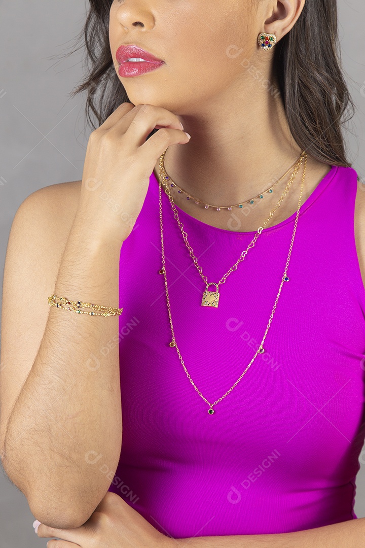 Linda mulher garota jovem fundo cinza cabelos longos usando colar e pulseira