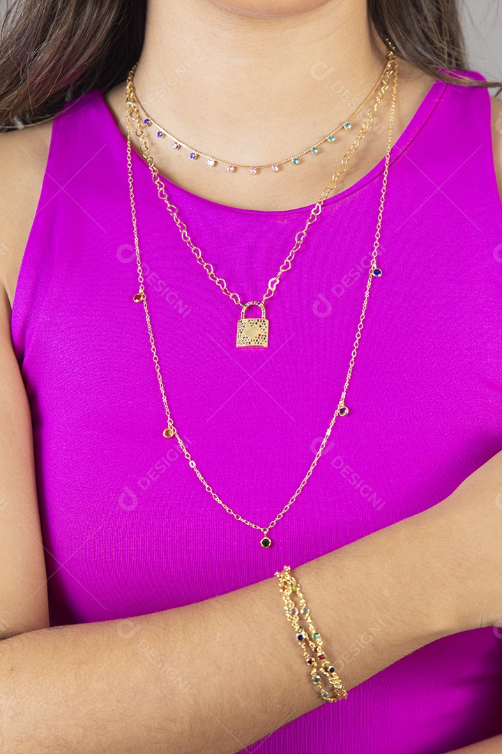 Linda mulher garota jovem fundo cinza cabelos longos usando colar e pulseira