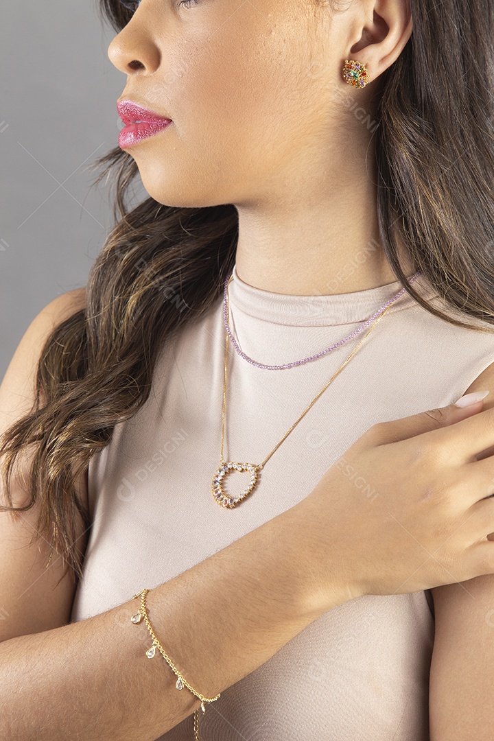 Linda mulher cabelos longos usando colar e pulseira