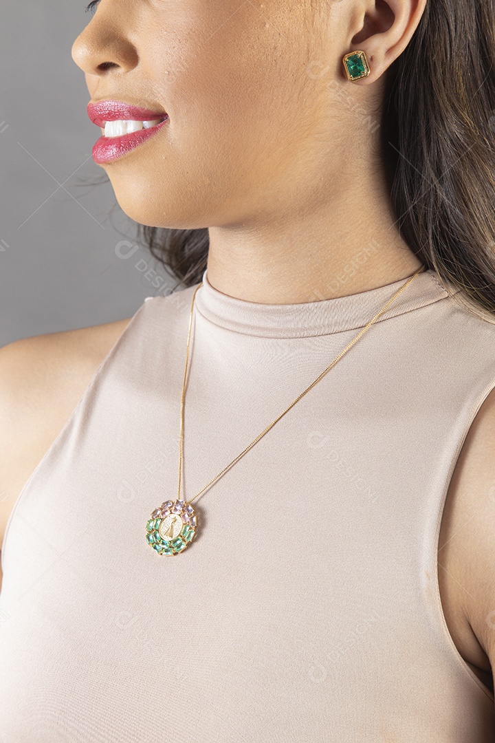 Linda mulher cabelos longos usando colar e pulseira