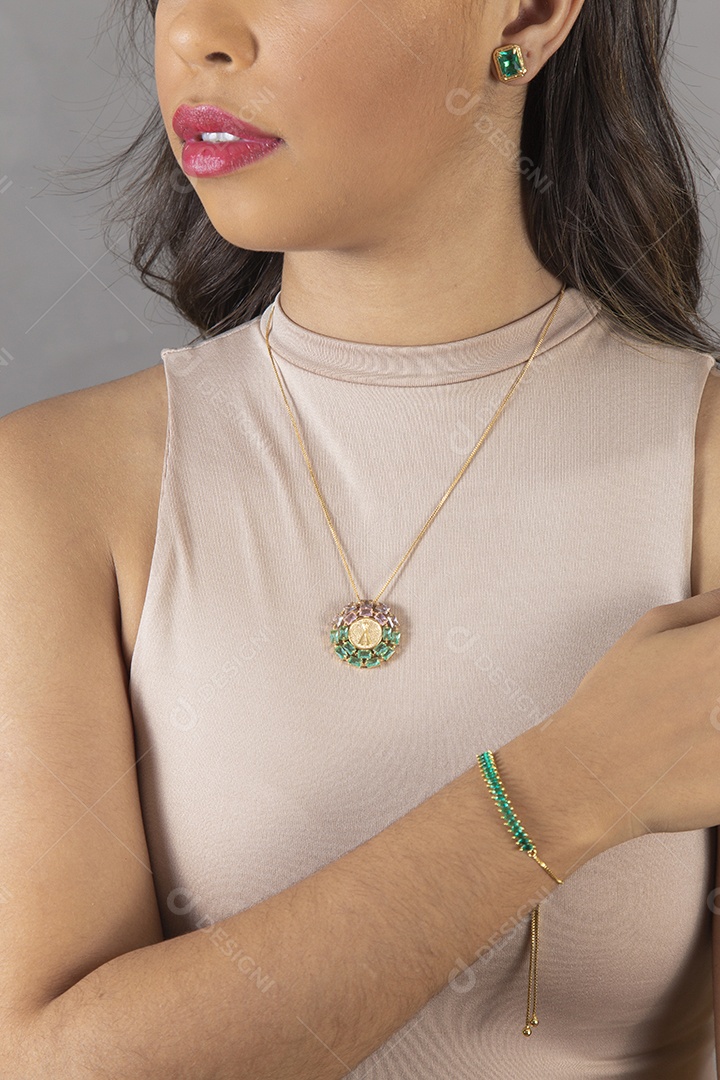 Linda mulher garota jovem fundo cinza cabelos longos usando colar e pulseira