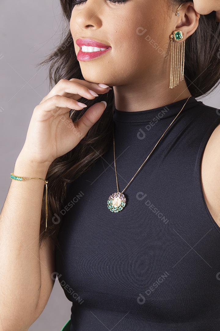 Linda mulher cabelos longos usando colar e pulseira