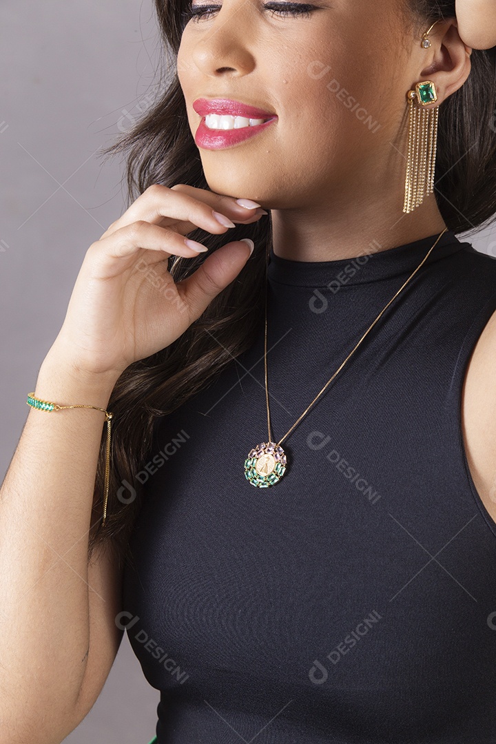 Linda mulher cabelos longos usando colar e pulseira