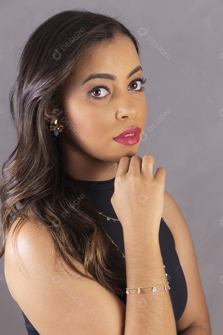 Linda mulher cabelos longos usando colar e pulseira