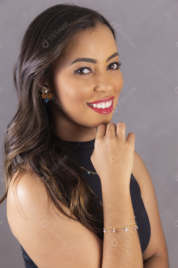 Linda mulher cabelos longos usando colar e pulseira