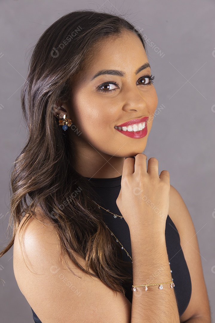 Linda mulher cabelos longos usando colar e pulseira