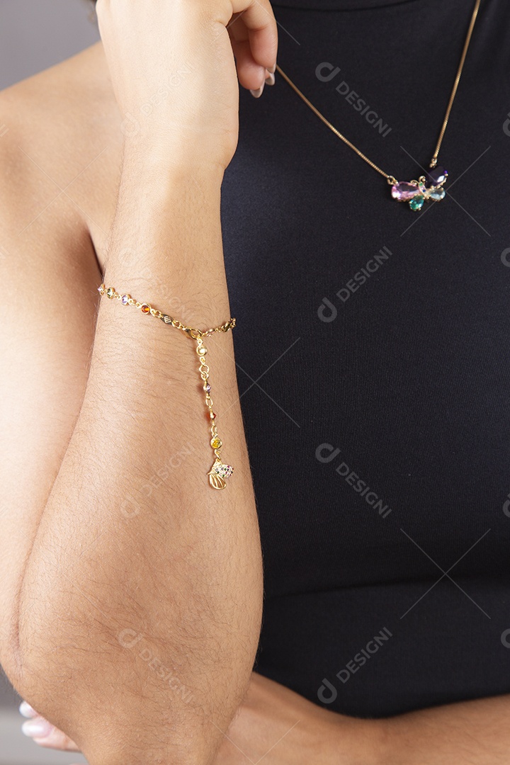 Linda mulher garota jovem fundo cinza cabelos longos usando colar e pulseira