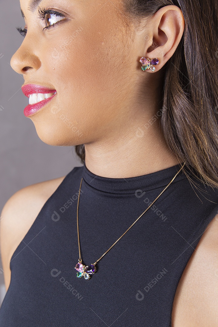 Mulher jovem empresaria no ramo das semi joias