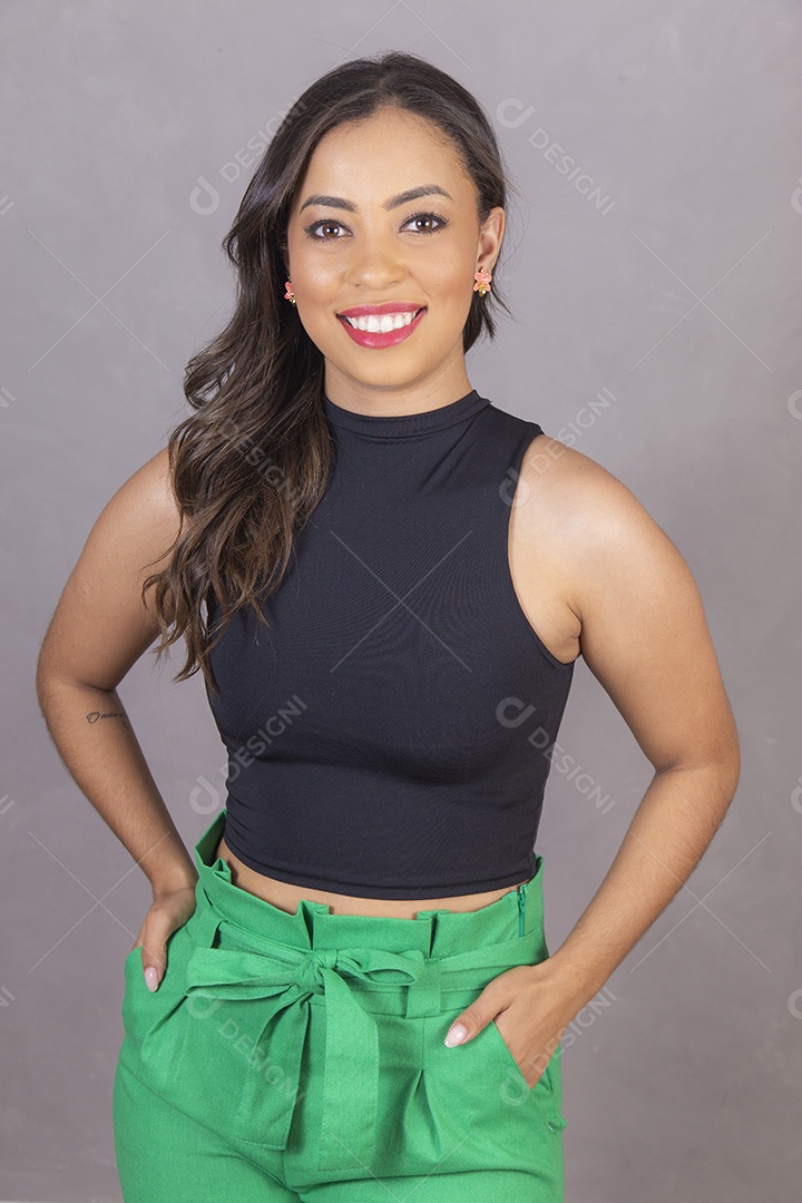 Mulher jovem sorridente fazendo gestos