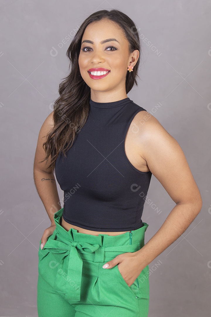 Mulher jovem sorridente fazendo gestos