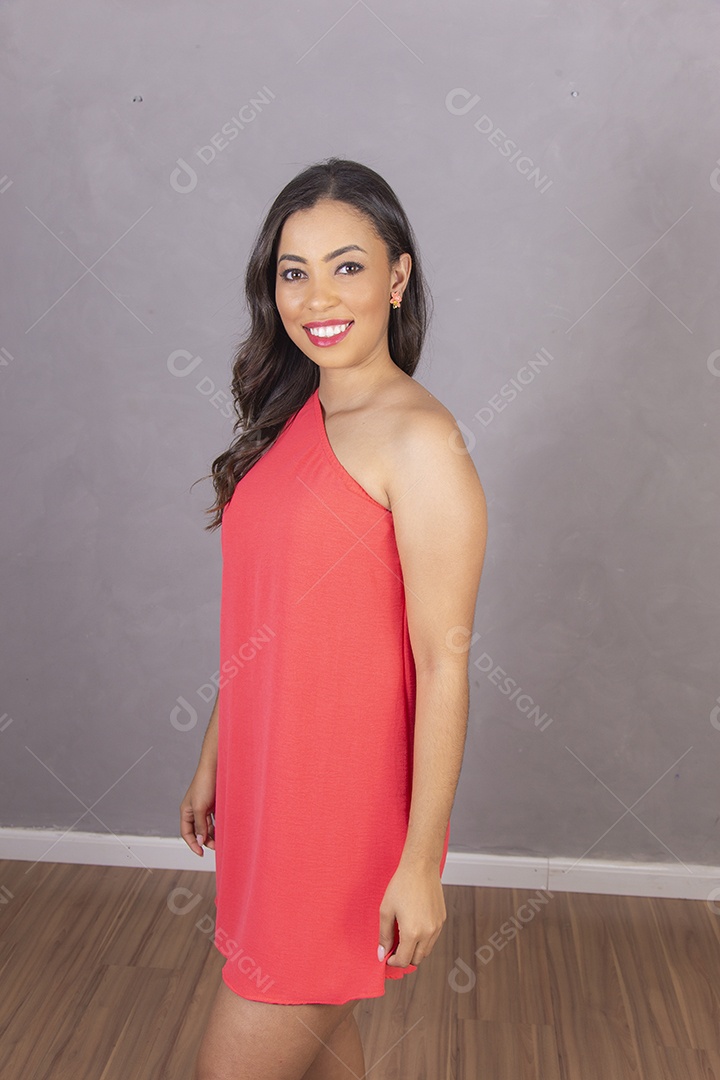 Mulher jovem vestida com vestido elegante fazendo gestos