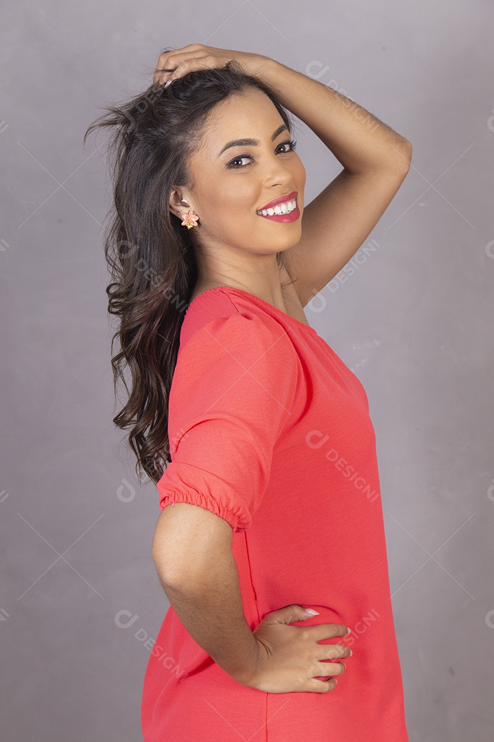 Mulher jovem vestida com vestido elegante fazendo gestos