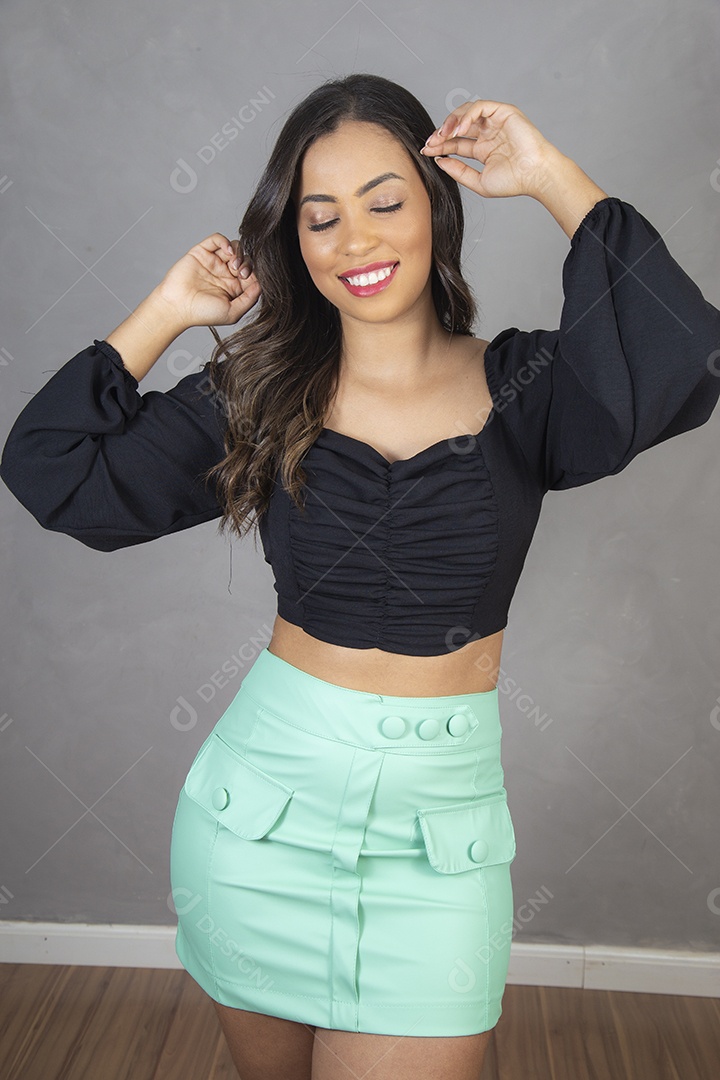 Mulher jovem sorridente fazendo poses para foto